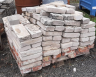 Paleta cihel z bouračky (Pallet of demolition bricks) 